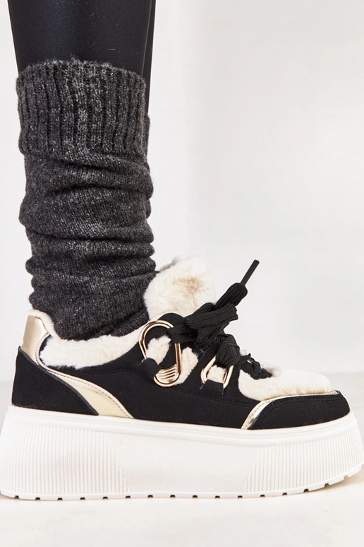 Juodi šildyti sportbačiai platformoje...