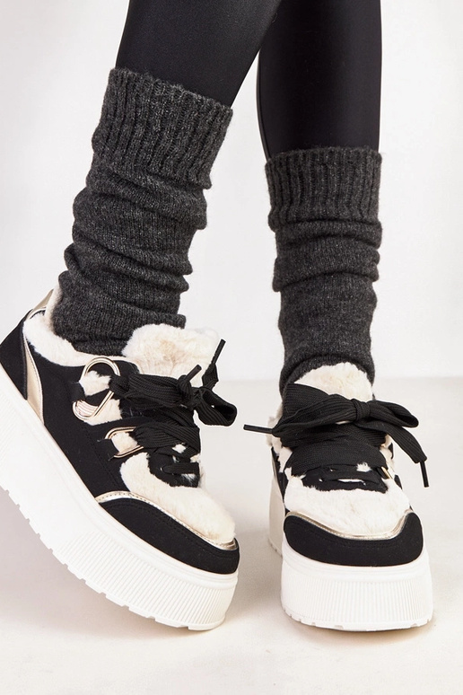 Juodi šildyti sportbačiai platformoje...