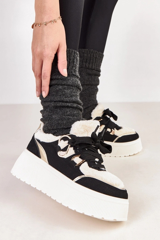 Juodi šildyti sportbačiai platformoje...