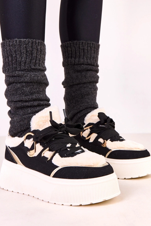 Juodi šildyti sportbačiai platformoje...