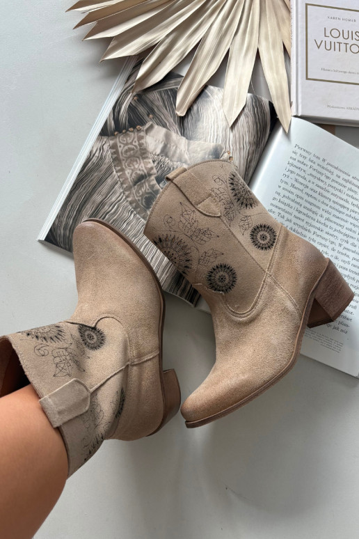 Moteriški zomšiniai aulinukai su ažūro elementais su kulniukais Zazoo 3844 smėlio spalvos