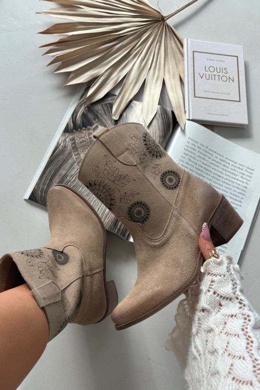 Moteriški zomšiniai aulinukai su ažūro elementais su kulniukais Zazoo 3844 smėlio spalvos