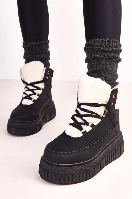 Juodi šilti sportiniai aulinukai ant...