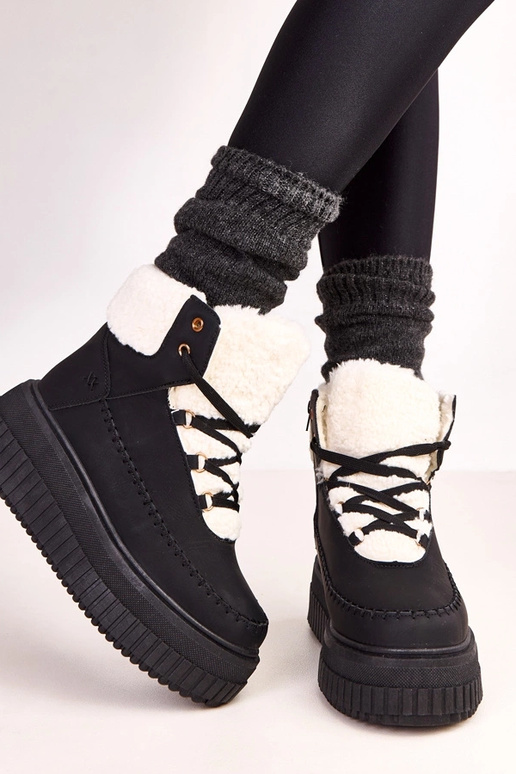 Juodi šilti sportiniai aulinukai ant...