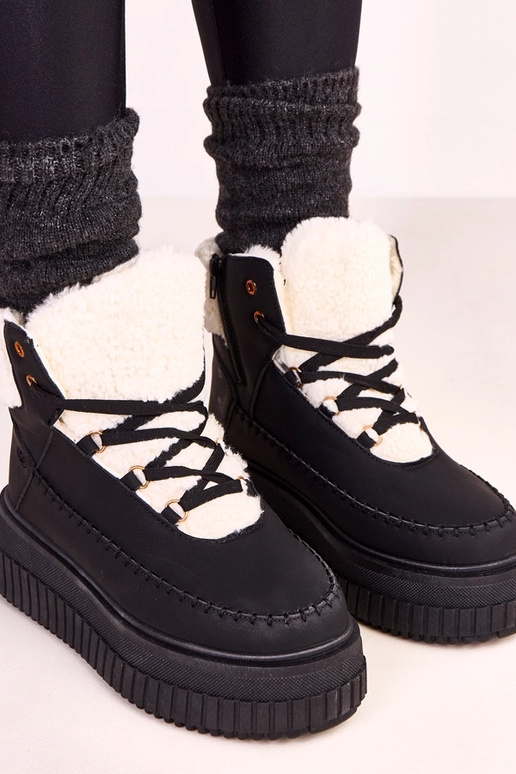 Juodi šilti sportiniai aulinukai ant...