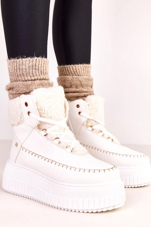 Balti šilti sportiniai aulinukai ant...