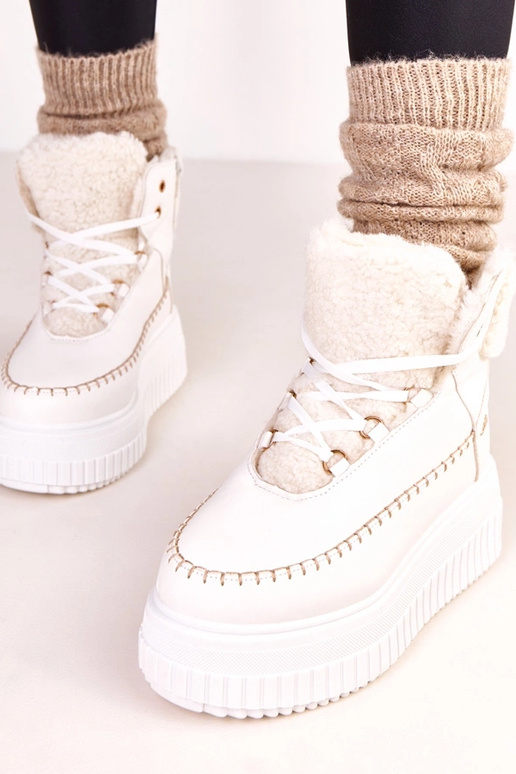 Balti šilti sportiniai aulinukai ant...