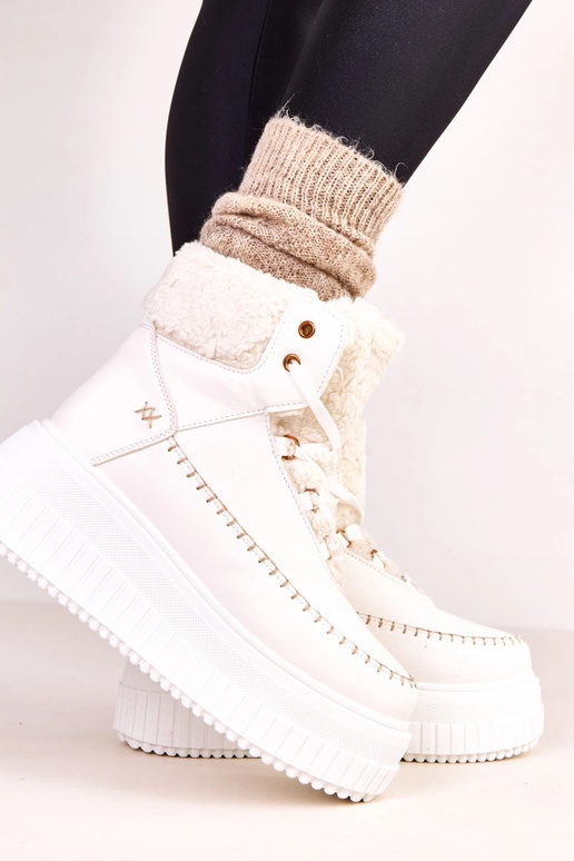 Balti šilti sportiniai aulinukai ant...