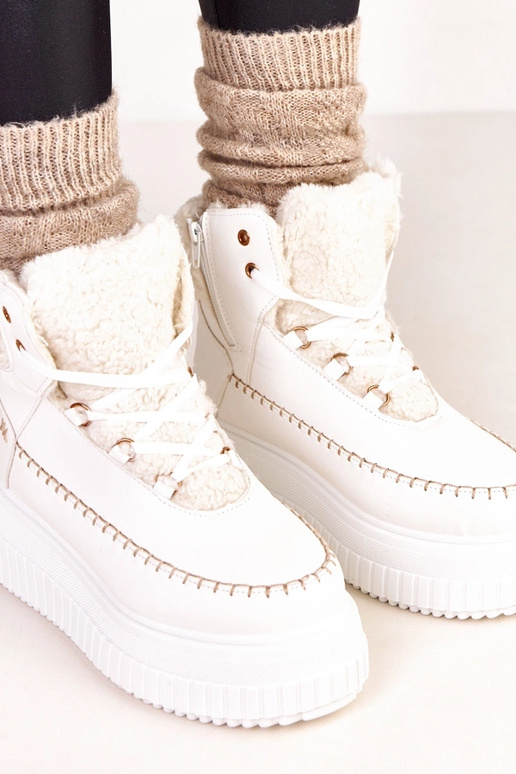 Balti šilti sportiniai aulinukai ant...