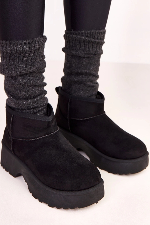 Juodi žemi snieguoti batai iš...