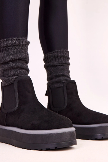 Juodi žemi snieguoti batai...