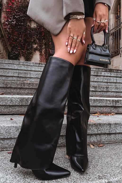 Šiltinti ilgaauliai batai su plonais kulniukais ir įkirpta aulo dalimi juodos spalvos Tamonia