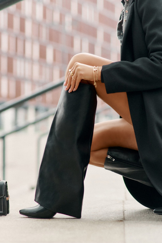 Šiltinti ilgaauliai batai su plonais kulniukais ir įkirpta aulo dalimi juodos spalvos Tamonia