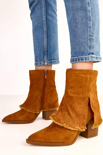 Rudi aulinukai ant kulno su atlenktu aulu Felicia