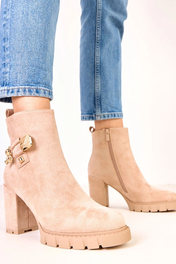 Smėlio spalvos aulinukai...