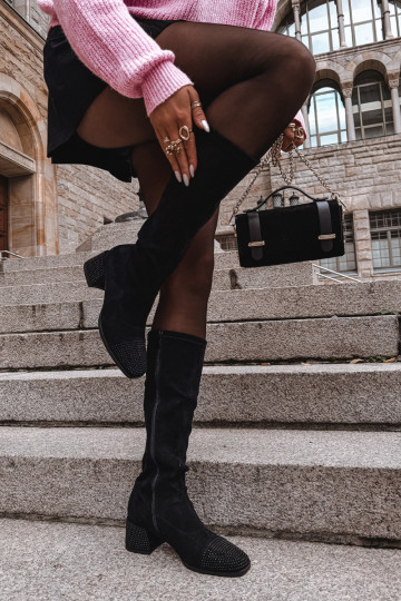 moteriški ilgaauliai batai Su dekoracija Klocke iš eko zomšosoĮe juodos spalvos Ivanna