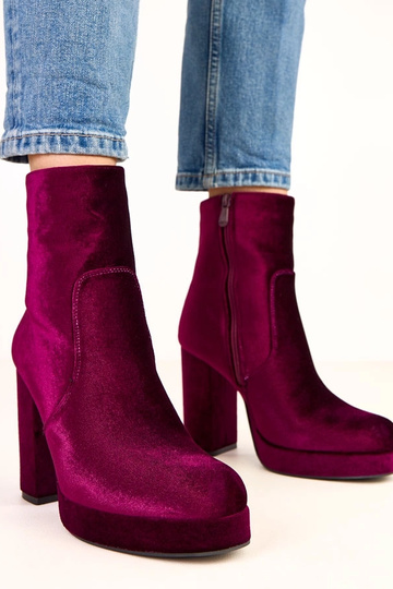 Violetiniai aulinukai ant...