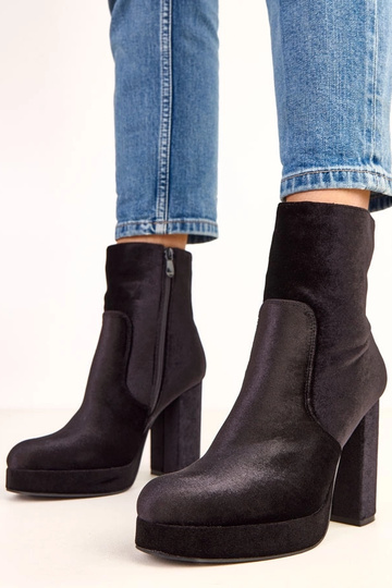 Juodi aulinukai ant storo...