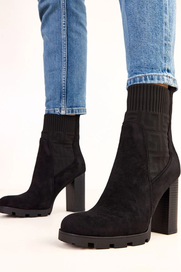 Juodi aulinukai ant storo...