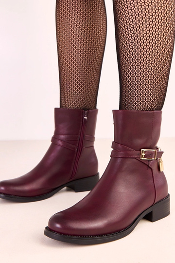 Tamsiai raudonos spalvos...