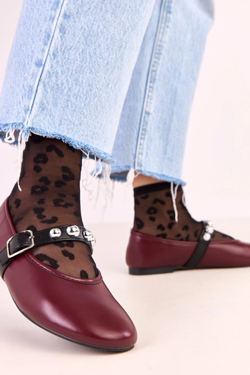 Tamsiai raudonos spalvos...