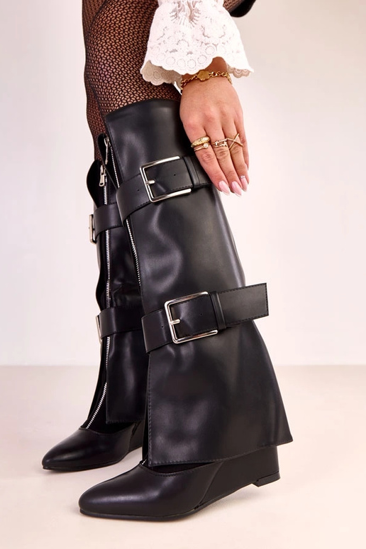 Juodi ilgaauliai batai ant platformos...