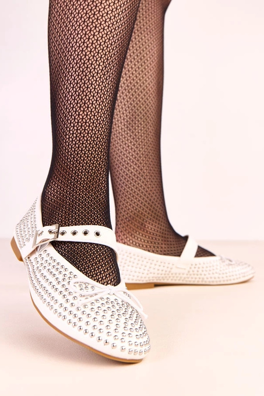 Baltos balerinos puoštos kniedėmis ir...