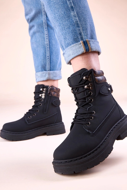 Juodos šiltos traperės iš matinės...