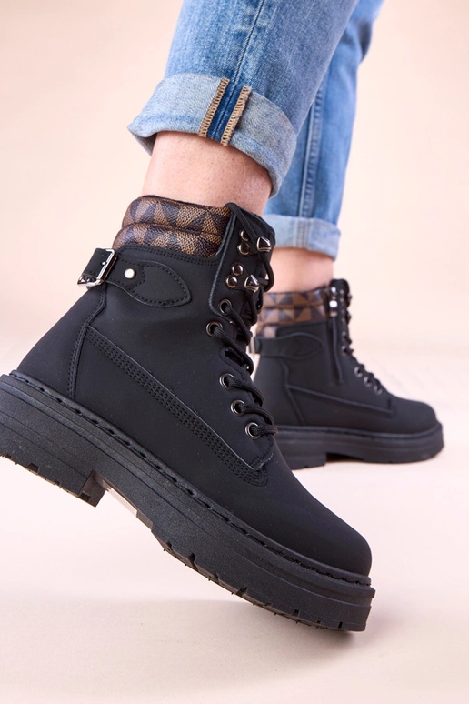 Juodos šiltos traperės iš matinės...