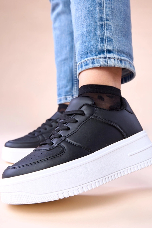 Juodi sportiniai bateliai ant...