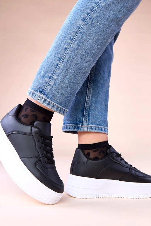 Juodi sportiniai bateliai ant...