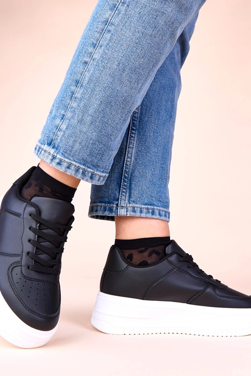 Juodi sportiniai bateliai ant...