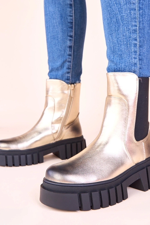 Auksiniai aulinukai ant platformos su...