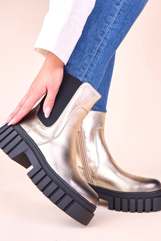 Auksiniai aulinukai ant platformos su...