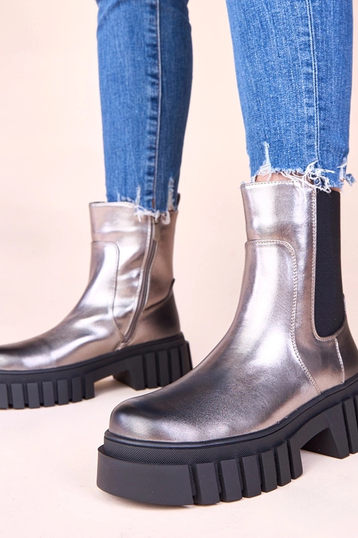 Sidabriniai aulinukai ant platformos...