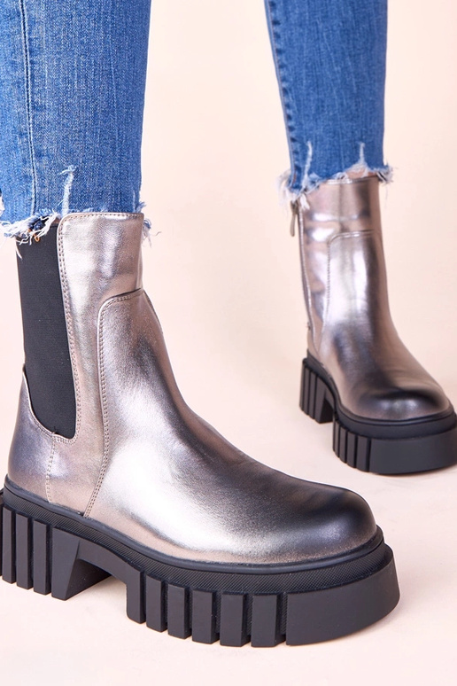 Sidabriniai aulinukai ant platformos...