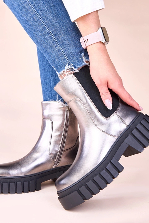 Sidabriniai aulinukai ant platformos...