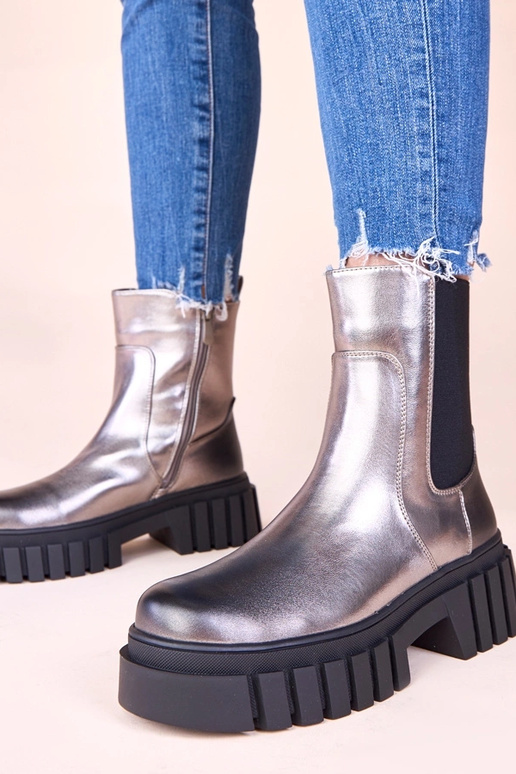 Sidabriniai aulinukai ant platformos...