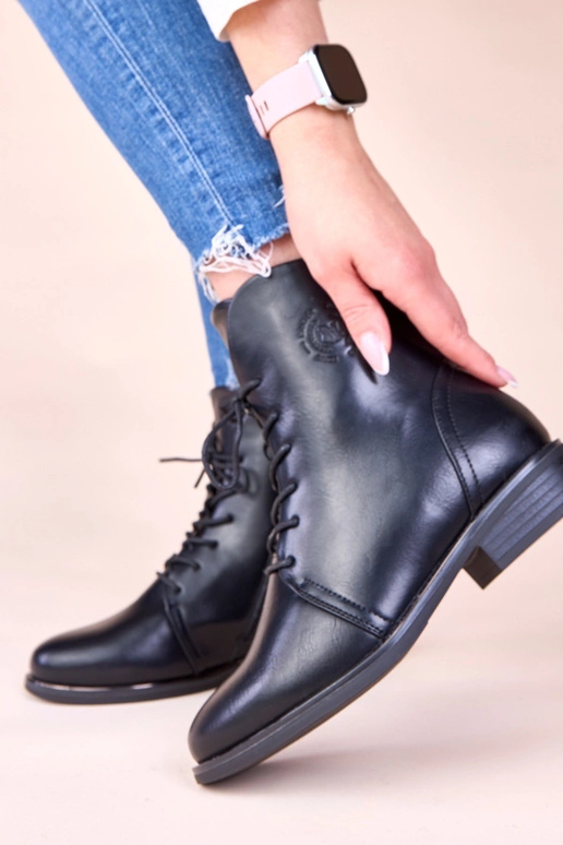 Juodi raišteliais suriširmi šilti...