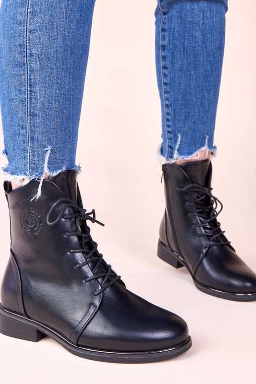 Juodi raišteliais suriširmi šilti...