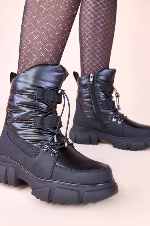 Juodi blizgantys sniego batai šildyti...