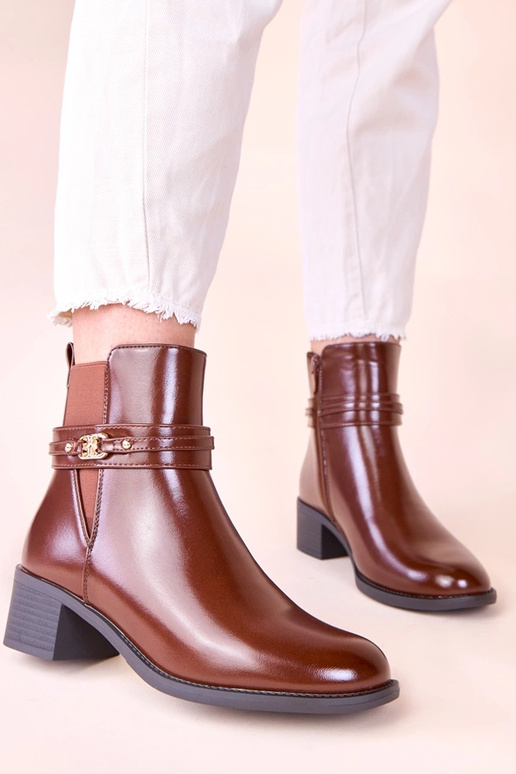 Rudos aulinukės ant stulpelio su...