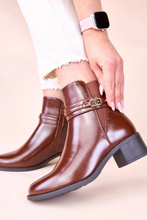 Rudos aulinukės ant stulpelio su...