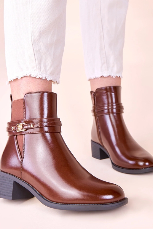 Rudos aulinukės ant stulpelio su...