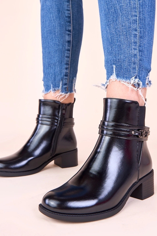 Juodos aulinukės ant stulpelio su...