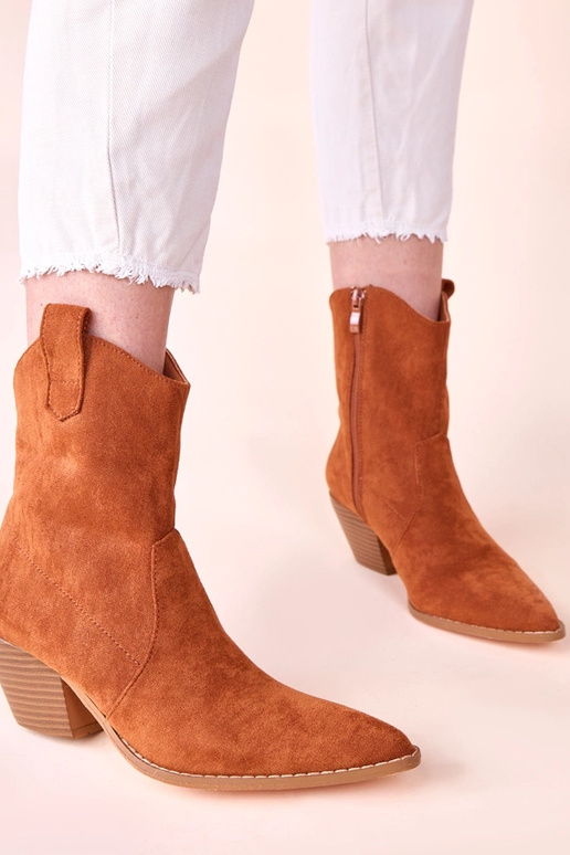 Rudos kaubojiškos aulinukės ant...