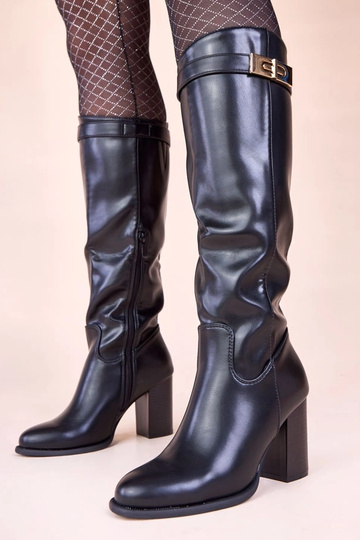 Juodi ilgaauliai batai ant...