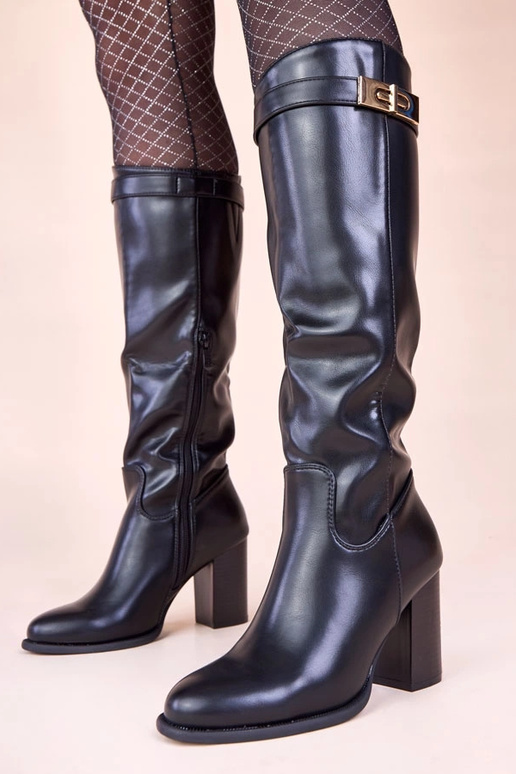 Juodi ilgaauliai batai ant stulpelio...