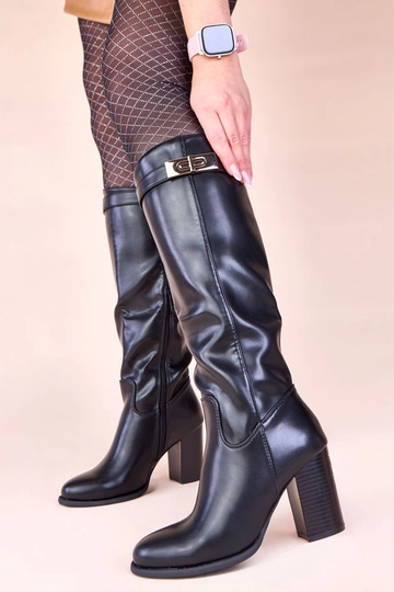 Juodi ilgaauliai batai ant... 2