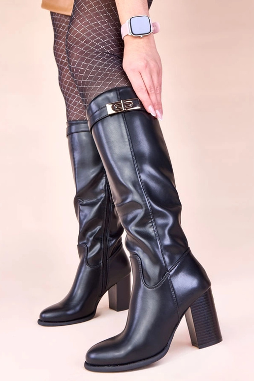 Juodi ilgaauliai batai ant stulpelio...